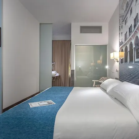 Aacr Monteolivos Otel 3*